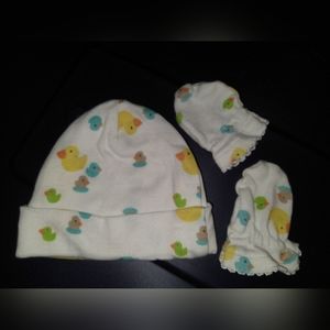 Gender neutral Gerber newborn 0-6mo duck baby hat and mittens set